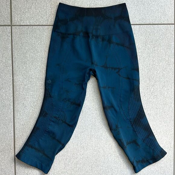 EUC Lululemon Flow & Go 19" Crop Leggings in Alberta Lake (blue) & Black Size 4 - Picture 5 of 16